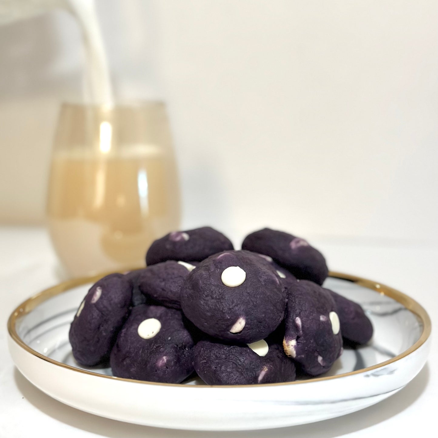 Besos con chispas de chocolate blanco Ube (caja de 12)